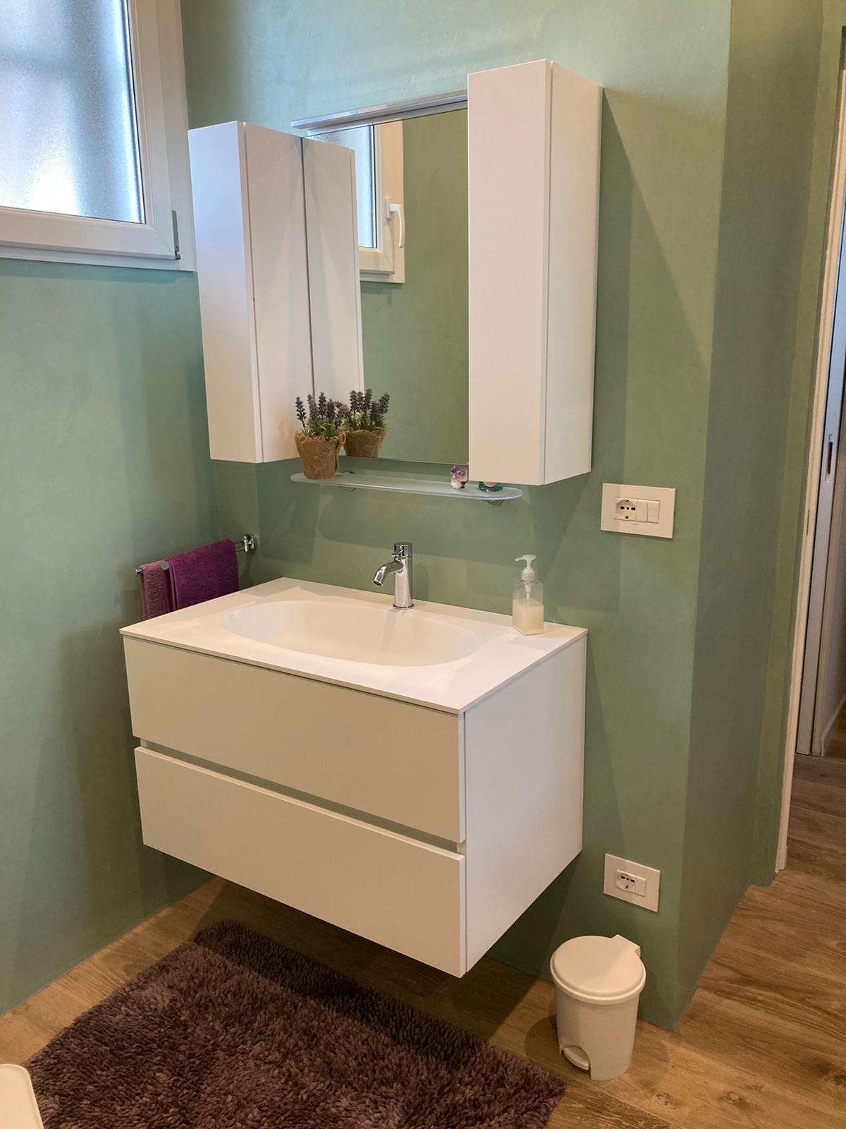 Bagno in resina · pareti verde salvia