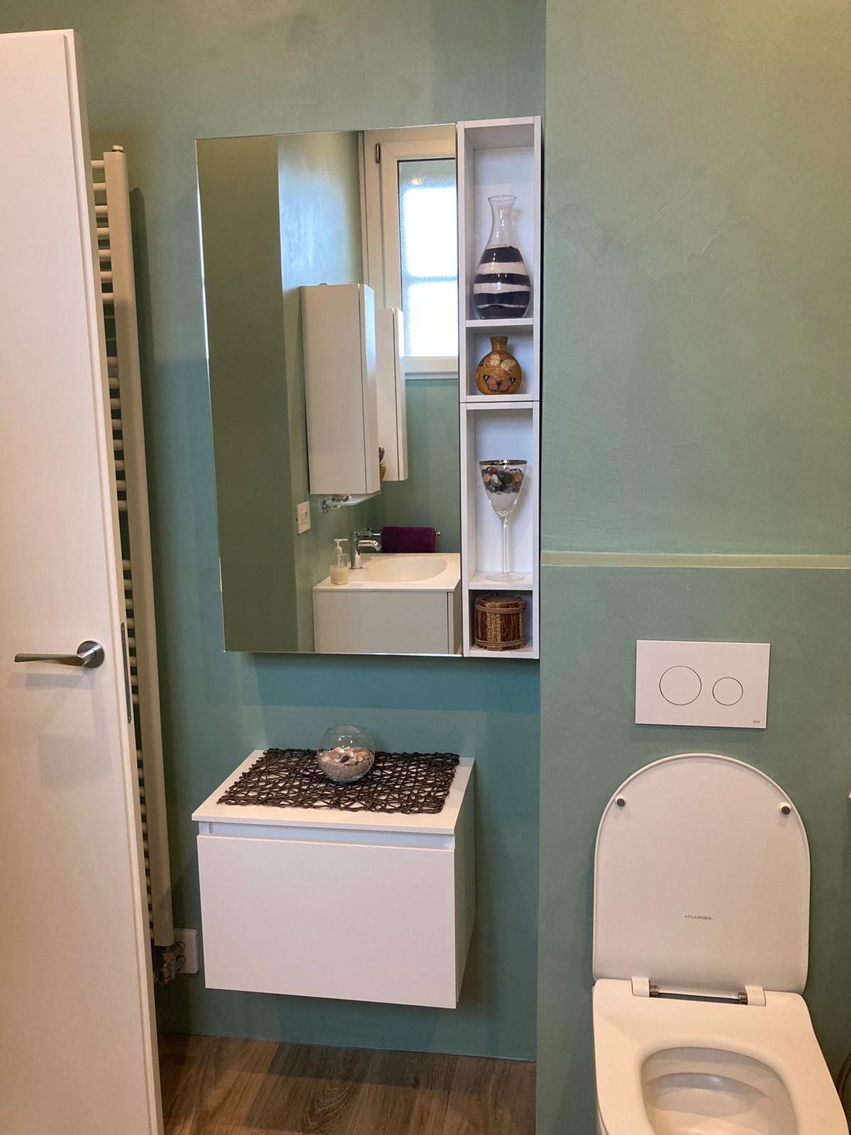 Bagno in resina · mobile bianco e specchio