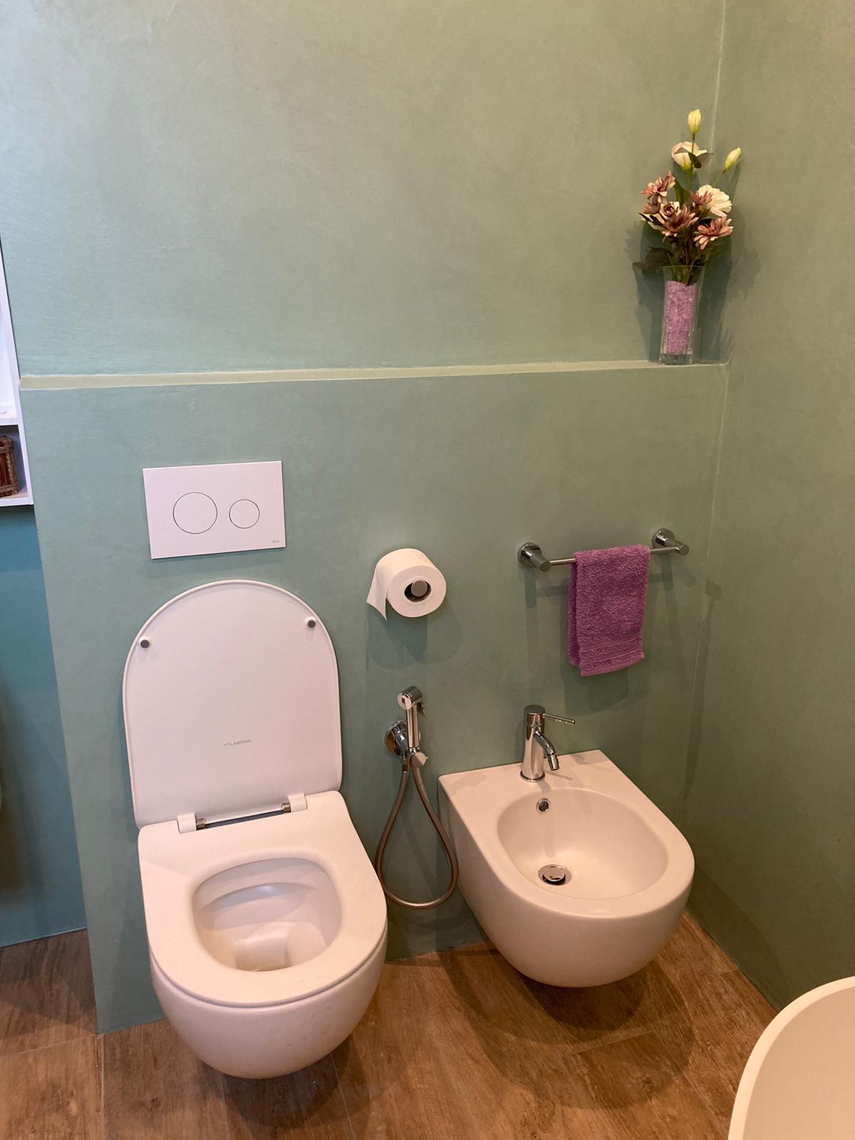 Bagno in resina · sanitari sospesi